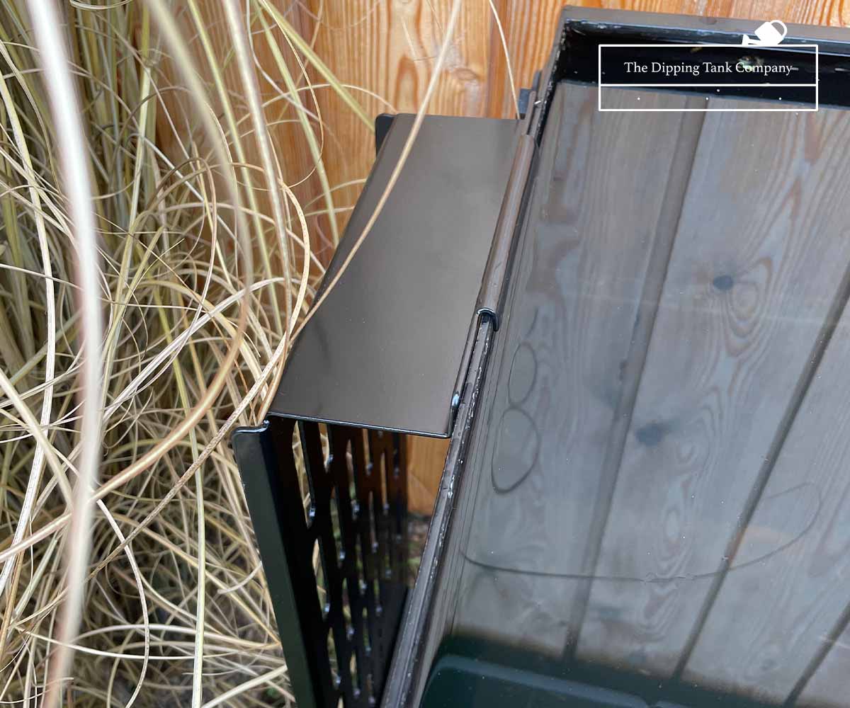 when not in use the tray can be hooked on the side of the dipping tank